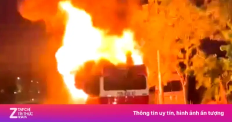 Xe khách 29 chỗ cháy rụi ở Hà Nội, tài xế và 3 trẻ em thoát nạn
