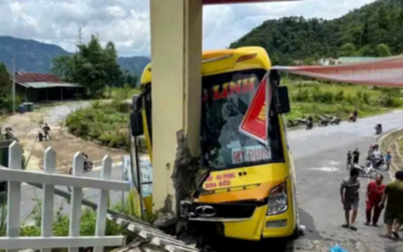 Xe khách mất phanh lao vào cổng trường học ở Tuyên Quang, 3 người bị thương