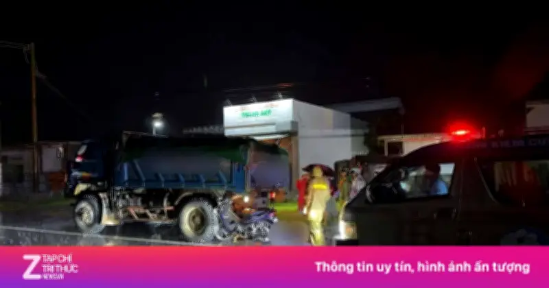 Xe máy chở 3 tông đuôi ôtô tải, 2 người tử vong tại Lâm Đồng