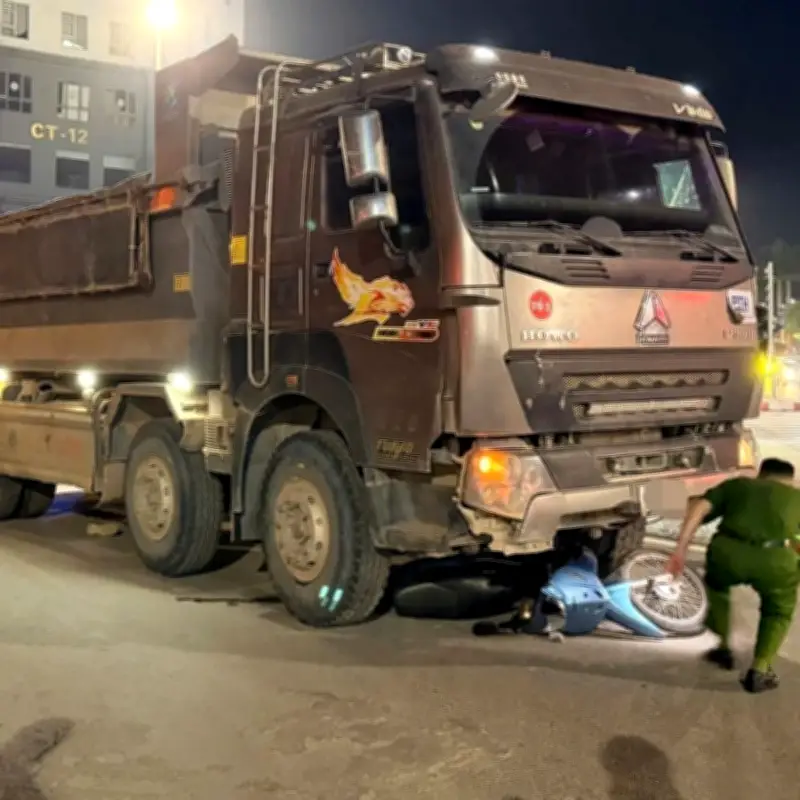 Xe máy giao hàng bị cuốn vào gầm ô tô tải, 1 nam shipper tử vong