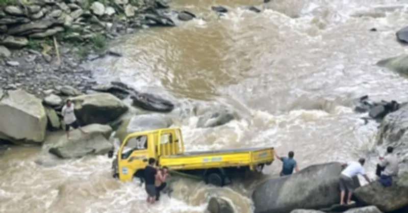 Xe ô tô bị lũ cuốn trôi, 10 cán bộ công an ứng cứu