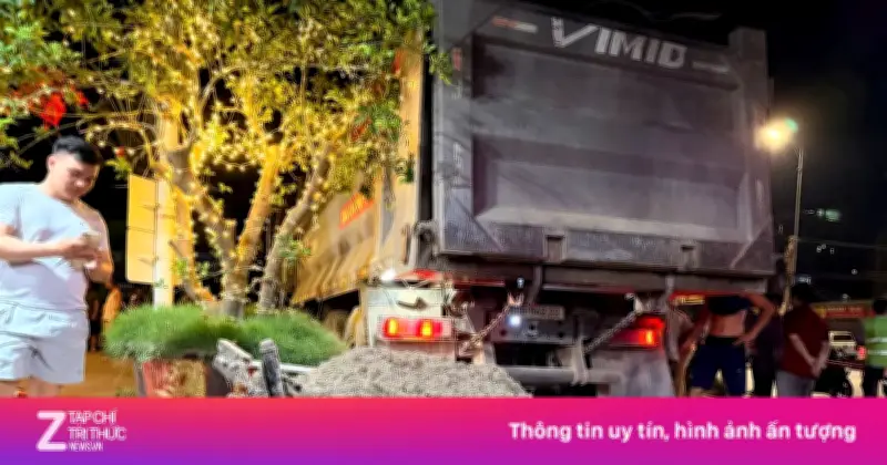 Xe tải băng qua đường sắt bị tàu hỏa húc văng ở Hà Nội