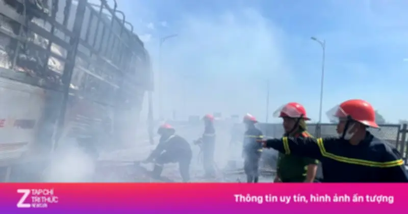 Xe tải chở 10 tấn mận bốc cháy trên cao tốc Bắc Nam qua Hà Tĩnh