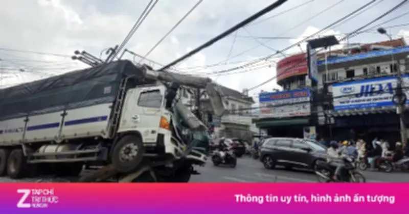 Xe tải chở 12 tấn cà phê tự trôi, tông gãy trụ điện tại Lâm Đồng