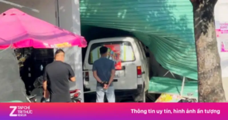 Xe tải húc xe van lao vào siêu thị mini, may mắn không thương vong