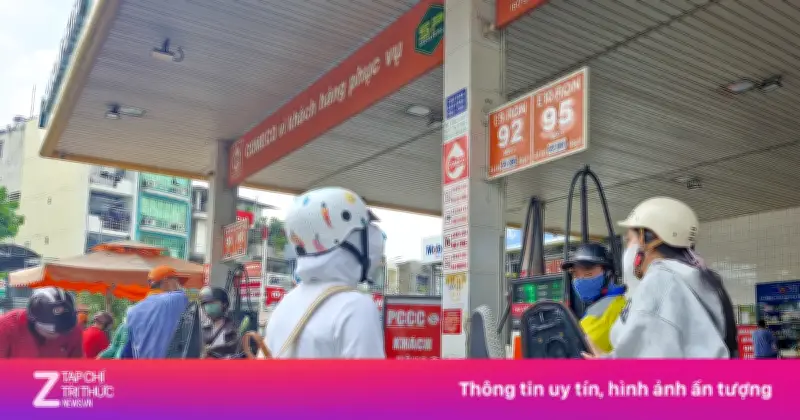 Xăng E5 được lùng mua nhưng vẫn khó tìm, chủ xe máy đời cũ lo lắng