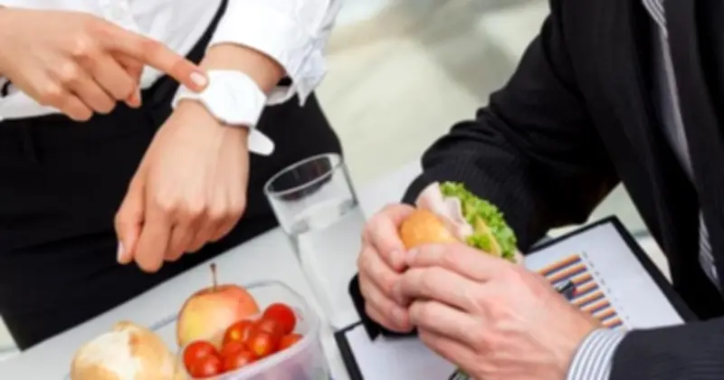 Xu hướng ăn sáng vào bữa trưa: Lợi hay hại? Chuyên gia giải đáp