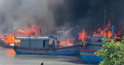 10 tàu cá bốc cháy dữ dội, khói đen cao hàng trăm mét