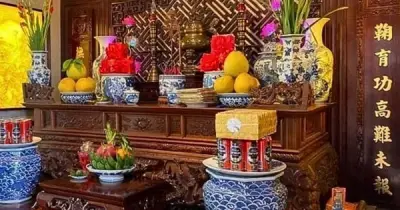 4 loại hoa nên đặt trong phòng thờ: Sen, cúc vàng, huệ trắng, lay ơn