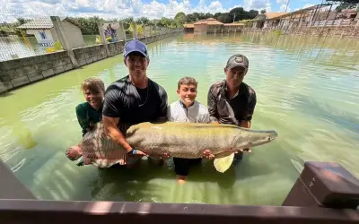 Bé 12 tuổi câu được cá pirarucu nặng 130 kg ở Brazil