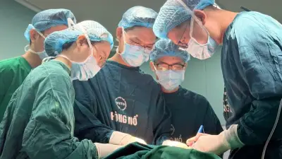 Bé 7 tuổi mang 'mai rùa' khổng lồ trên lưng sau 6 lần phẫu thuật đã đứng thẳng