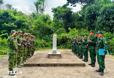 Bộ đội Biên phòng tuần tra sông, phương trên biên giới Việt Nam-Lào