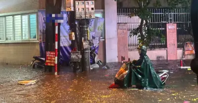 Bỏ đăng bài khoe con đỗ trường chuyên, con trai hỏi một câu khiến mẹ lặng người