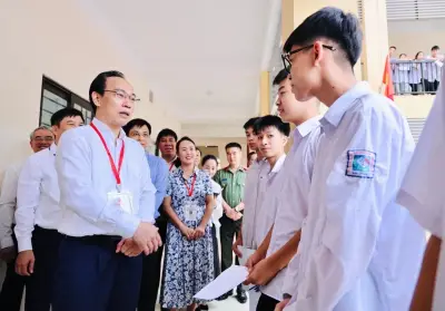 Bộ trưởng GD-ĐT kiểm tra điểm thi THPT Kim Động, động viên thí sinh