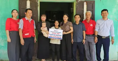 Báo VietnamNet trao hơn 304 triệu đồng tới bé Phạm Thị Hiền ở Quảng Trị