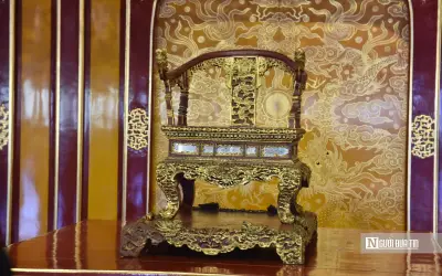 Bảo vật quốc gia Ngai vua triều Nguyễn trở lại điện Thái Hoà sau phục chế
