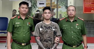 Bắt giữ thanh niên xăm trổ vác điếu cày đánh người trên phố ở Hà Nội