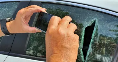 Bắt đối tượng chém nhiều ô tô ở ngã tư Võ Chí Công - Nguyễn Hoàng Tôn