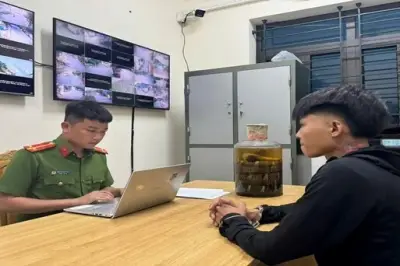 Bắt nam thanh niên vận chuyển bình rượu ngâm rắn hổ mang chúa trái phép