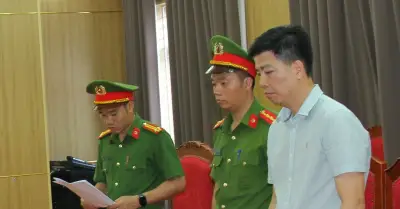 Bắt Phó Chủ tịch xã liên quan vụ lấn cát đá bờ sông Hồng gây đổ sập sau bão Yagi