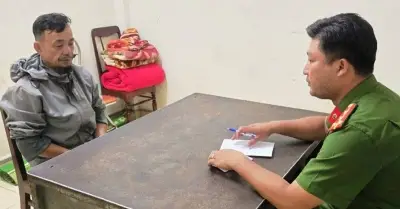 Buồn vì vợ bỏ đi, người đàn ông chạy xe máy lạng lách tông vào ô tô giữa phố