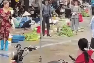 Chủ quán hải sản nói vô tình xịt nước trúng mắt bà bán rau