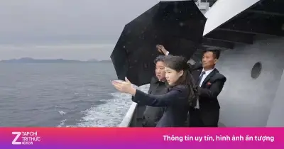 Chủ tịch Kim Jong Un và con gái thị sát tàu khu trục mới của Triều Tiên