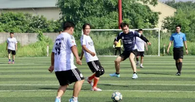 Chủ tịch phường Phú An ghi bàn mở tỷ số giao hữu bóng đá với phóng viên
