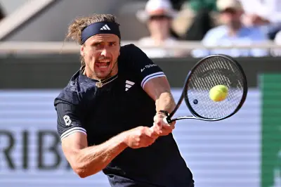 Chung kết Roland Garros: Cobolli gây sốc, dẫn Zverev 2-1 sau 3 set