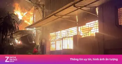 Cháy ngùn ngụt xưởng gỗ tại làng nghề Liên Hà, Hà Nội