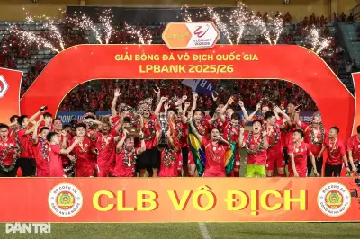 CLB Công An Hà Nội nâng cúp vô địch V-League 2025-2026 sau chiến thắng 2-1