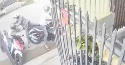 Clip kẻ cướp giật băng được dạy chuyền của người phụ nữ trước cửa nhà trọ