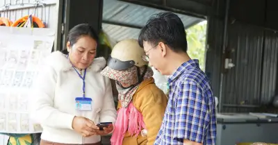 Cầm tay chỉ việc chuyển đổi số cho đồng bào dân tộc thiểu số ở Đắk Lắk