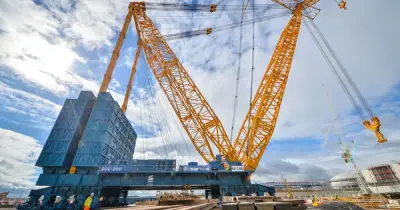 Cần cẩu lớn nhất thế giới Big Carl nâng lò phản ứng 500 tấn cho nhà máy điện hạt nhân 61,9 tỷ USD