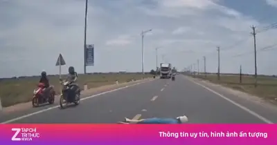 Công an làm việc với người phụ nữ chặn đầu ôtô nằm giữa đường ở Quảng Trị