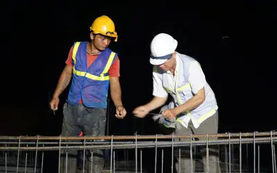 Công nhân tăng ca xuyên đêm xây trường học vùng biên Quảng Ngãi