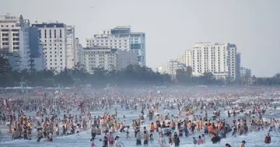 Cảnh 'biển người' tại Sầm Sơn gây sốt mạng xã hội