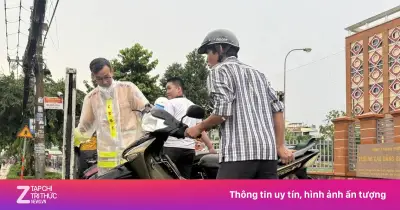 CSGT TP.HCM dùng xe đặc chủng hỗ trợ người dân vượt ngập