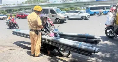 CSGT TP.HCM xử lý xe chở sắt thép cồng kềnh gây mất an toàn