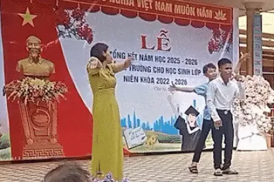 Cậu bé khiếm thị hát giữa lễ tốt nghiệp, phản ứng của học sinh gây xúc động