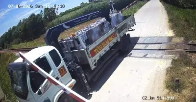 Danh tính tài xế ô tô vượt ẩu làm gãy gác chắn tàu hỏa rồi bỏ chạy