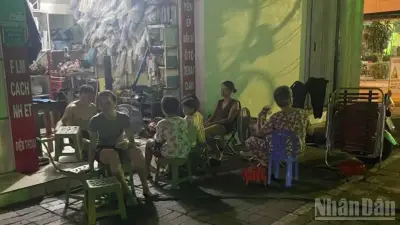 Dân Hưng Yên bức xúc vì cắt điện 4 tiếng tối nắng nóng, đèn đường vẫn sáng
