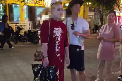 Du khách Tây mặc áo dài phản cảm ở Hội An bị nhắc nhở