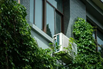Du lịch 3 ngày về 'chết lặng' vì hàng xóm lắp 2 cục nóng điều hòa sát ban công