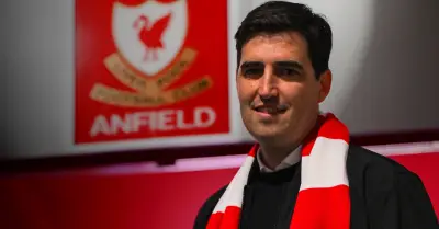 Dấu ấn Iraola: Liverpool bổ nhiệm HLV mới, ký hợp đồng đến 2028