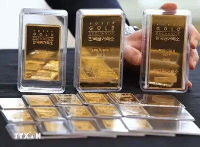 Giá vàng rơi khỏi mốc 4000 USD/ounce, chạm đáy 7 tháng