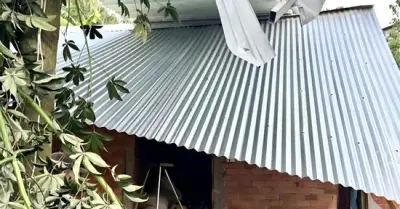 Giông lốc làm sập gian bếp, 3 mẹ con chạy thoát trong gang tấc