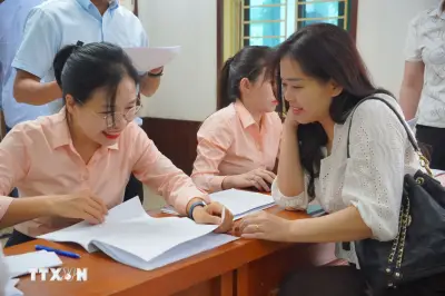 Hà Nội: Người dân giao đất xây cầu qua sông Hồng, nhận sổ đỏ tái định cư