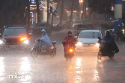 Hà Nội sắp đón mưa dông diện rộng, cảnh báo lốc sét và gió giật mạnh