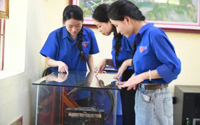 Hang đá trên vách núi: Tuổi xuân của những chiến sĩ thông tin hóa thành bất tử